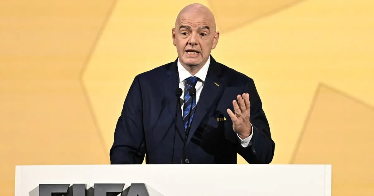 Gianni Infantino habla desde un atril con el logo de la FIFA