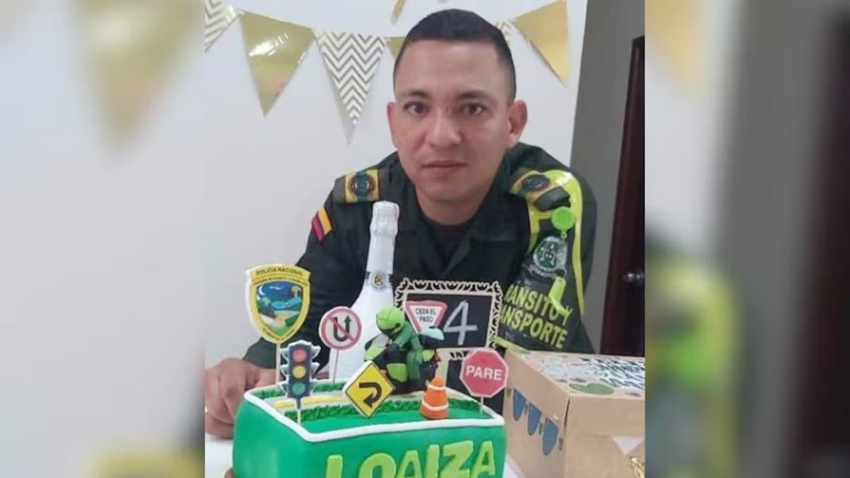 El subintendente Harold Fernando Loaiza Sánchez, de uniforme, en una celebración familiar