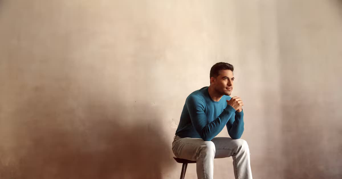 El cantante mexicano Carlos Rivera, sentado en un taburete