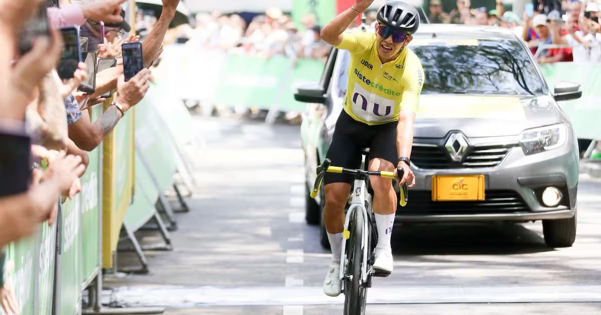 Javier Jamaica, con la camiseta de líder, celebra al cruzar la meta de la séptima etapa del Clásico RCN