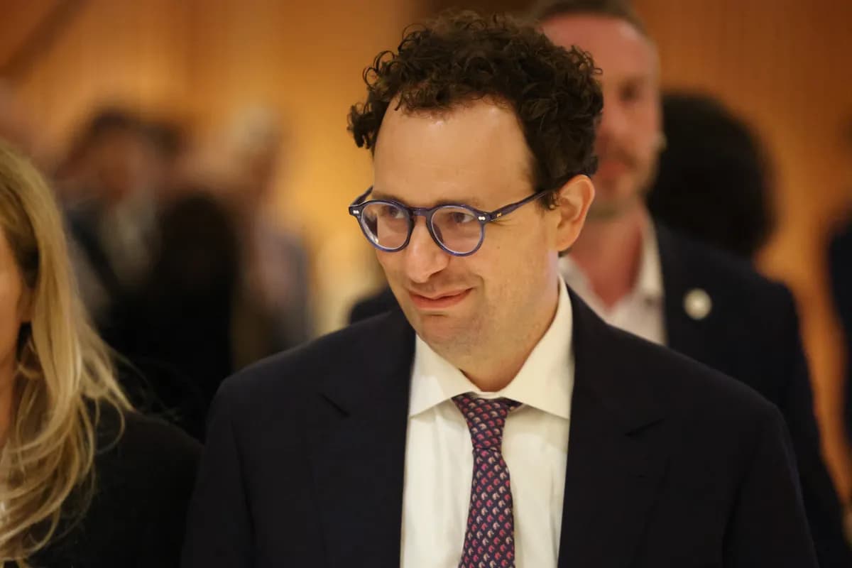 Dario Amodei, director ejecutivo de Anthropic, con gafas y traje oscuro en un evento