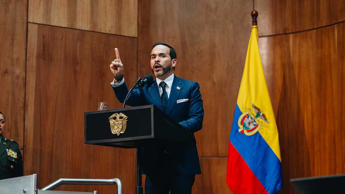 El presidente Abelardo de la Espriella habla desde un atril junto a la bandera de Colombia