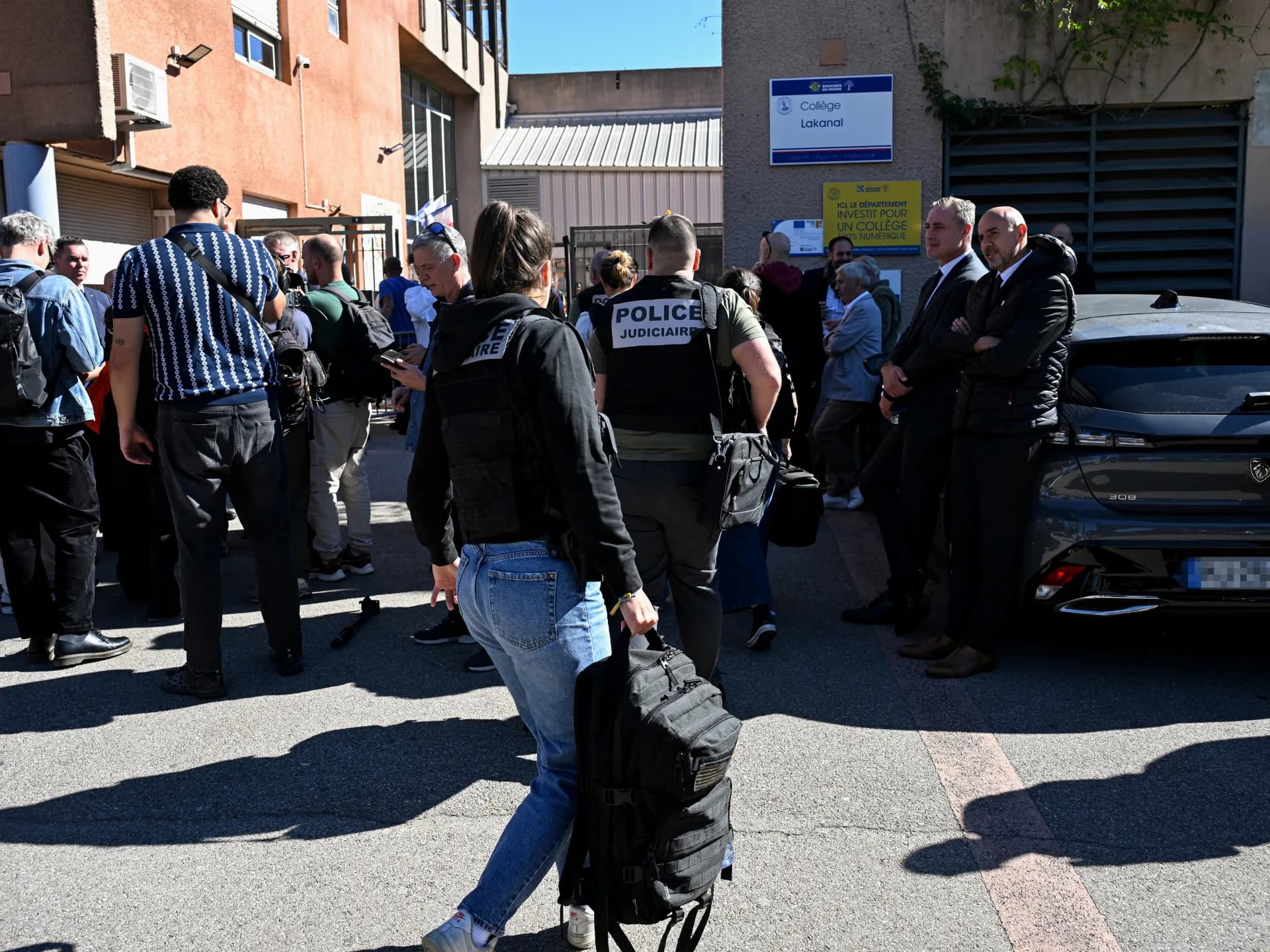 Policías e investigadores frente al colegio Lakanal de Aubagne, en el sur de Francia