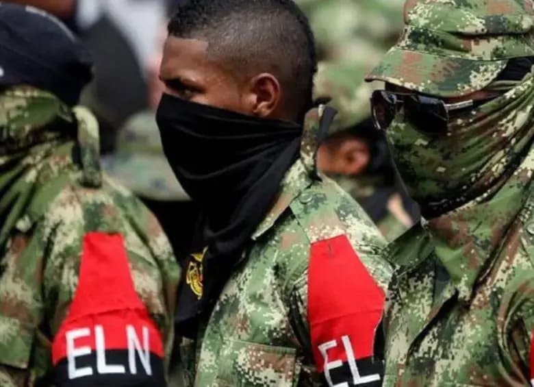 Integrantes del ELN con brazaletes de la guerrilla, en imagen de archivo