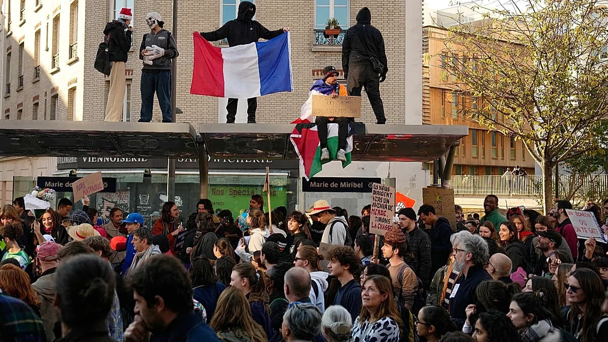 Manifestantes con banderas y pancartas durante una marcha en Francia