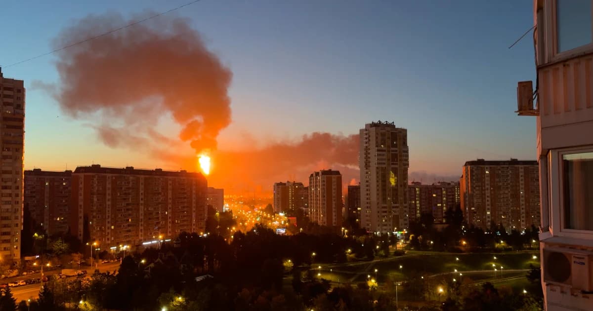 Columna de humo sobre instalaciones industriales en la región de Moscú