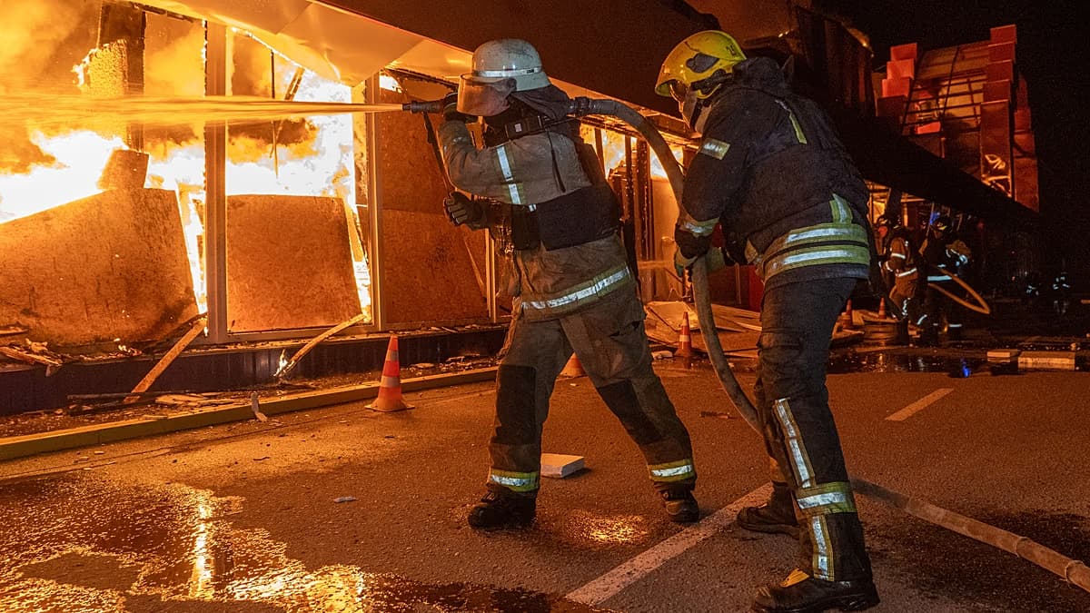 Bomberos ucranianos combaten de noche el incendio de un local comercial tras un ataque ruso