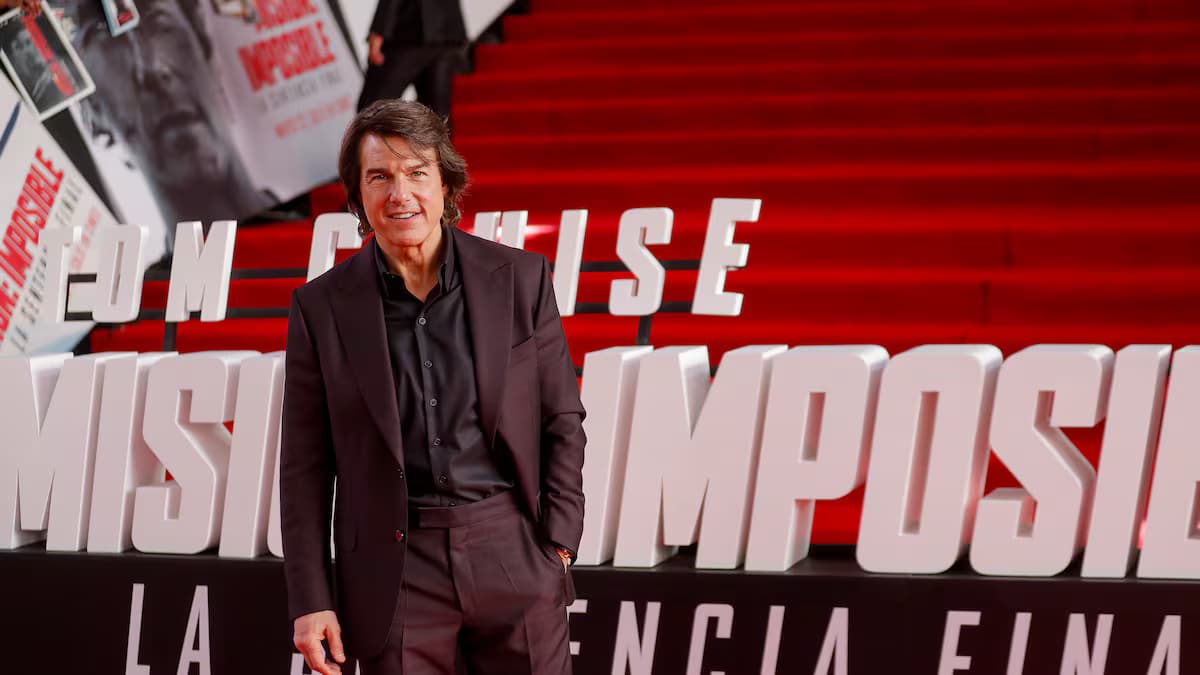Tom Cruise posa en la alfombra roja del estreno de «Misión imposible: la sentencia final»