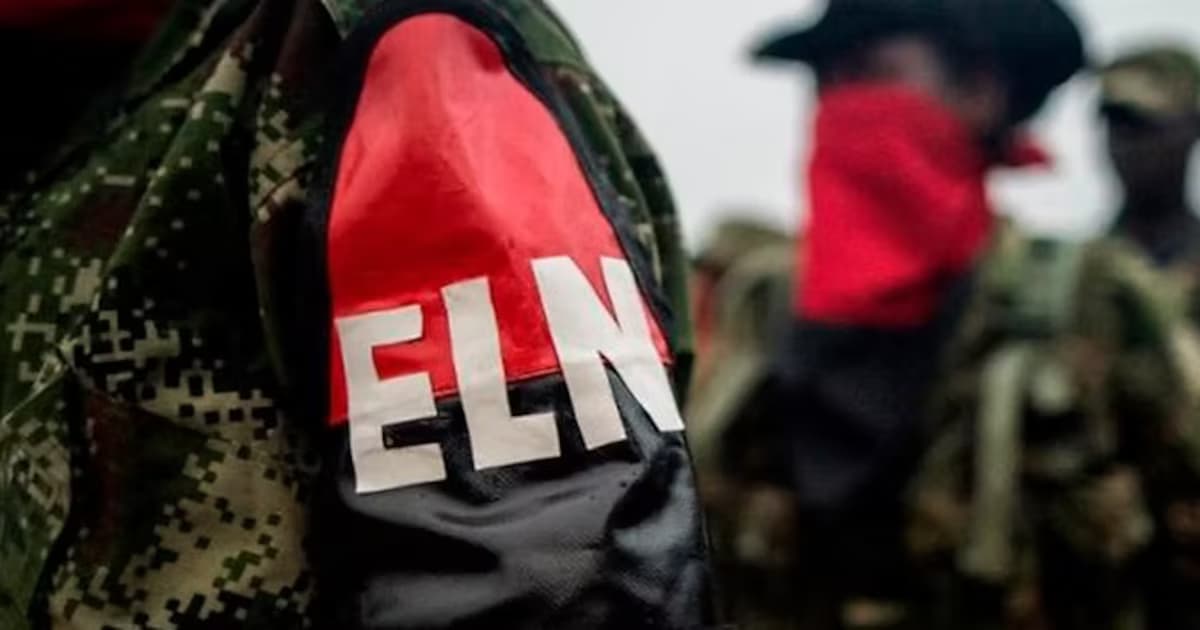 Brazalete del ELN en el uniforme de un integrante del grupo armado