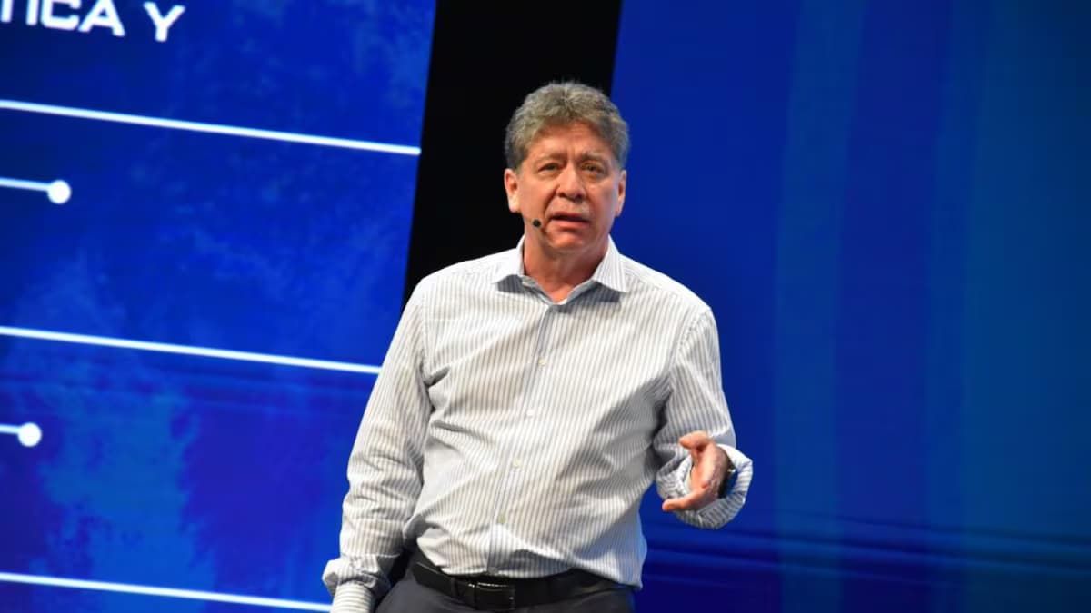 Bruce Mac Master, presidente de la ANDI, habla de pie en un escenario con micrófono de diadema