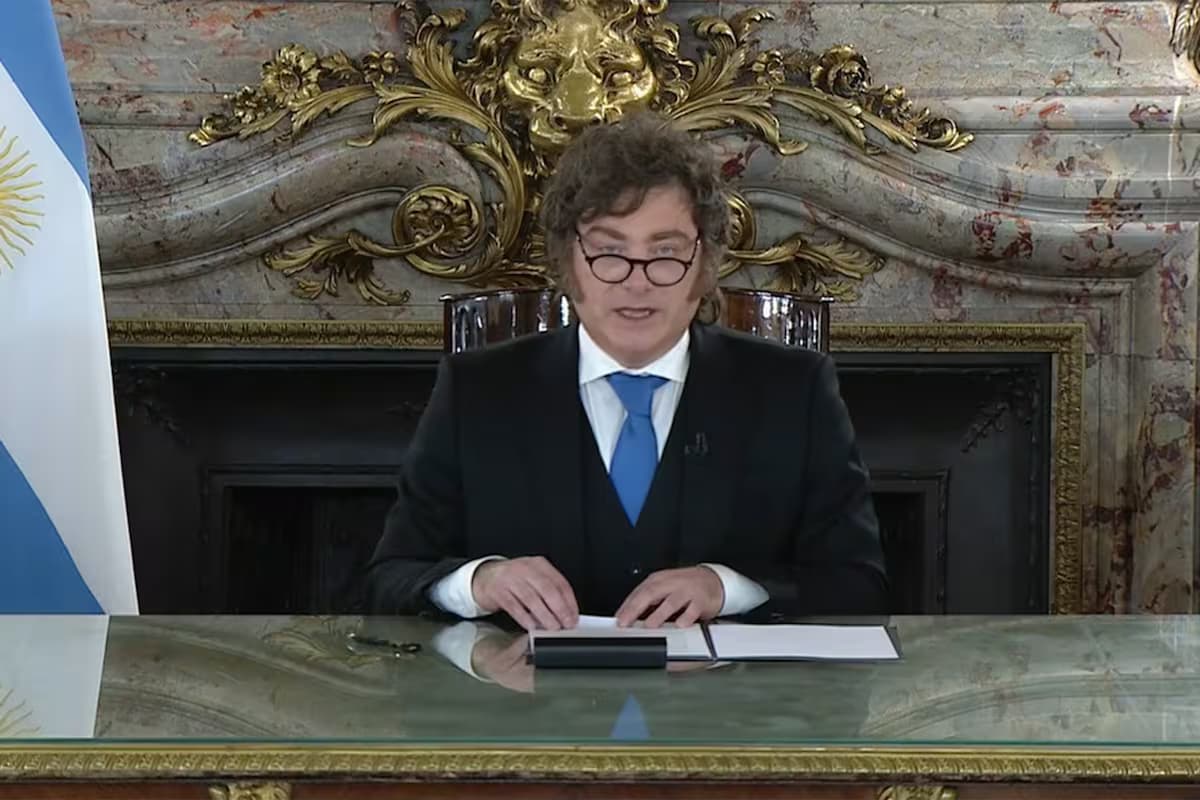 El presidente argentino Javier Milei durante la cadena nacional desde el Salón Blanco de la Casa Rosada