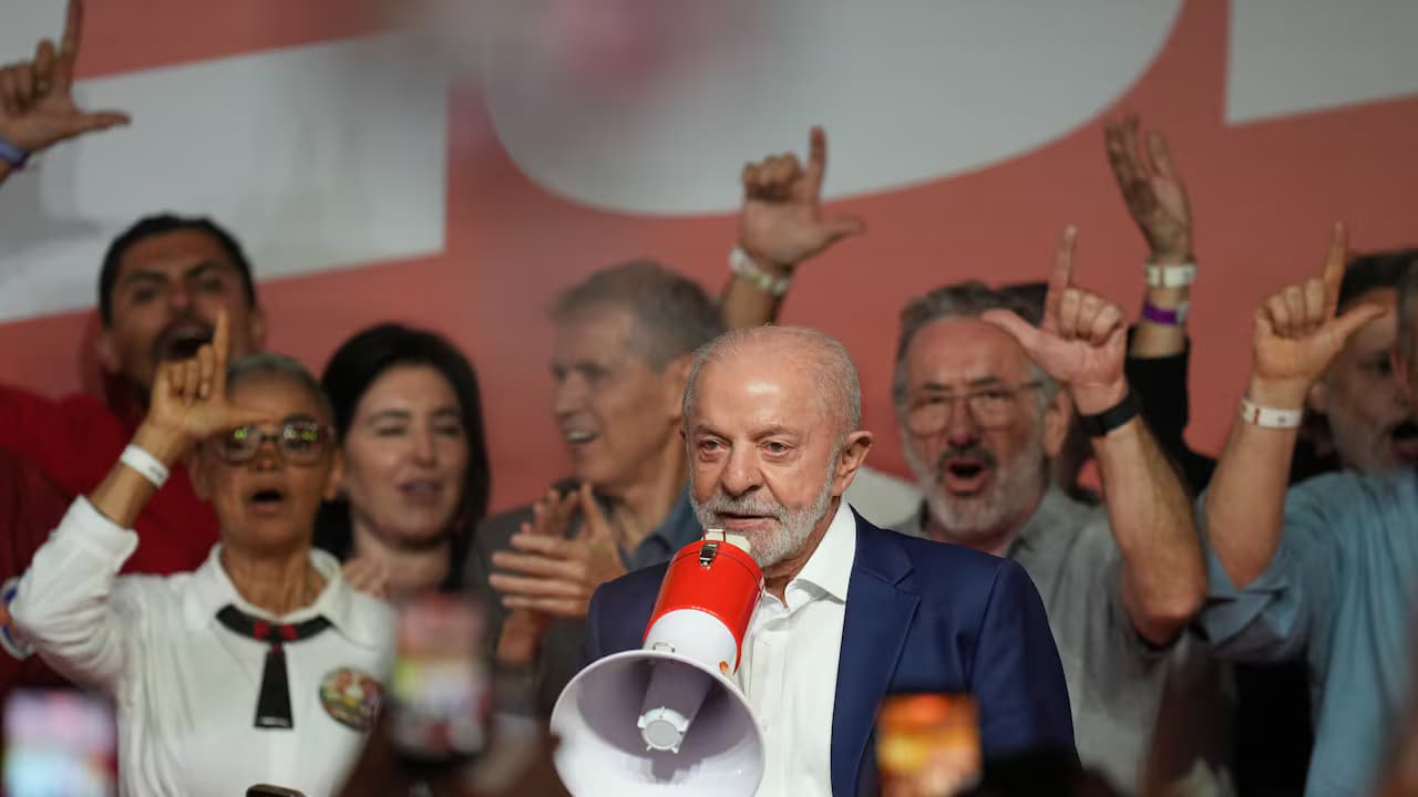Lula da Silva habla con un megáfono rodeado de simpatizantes