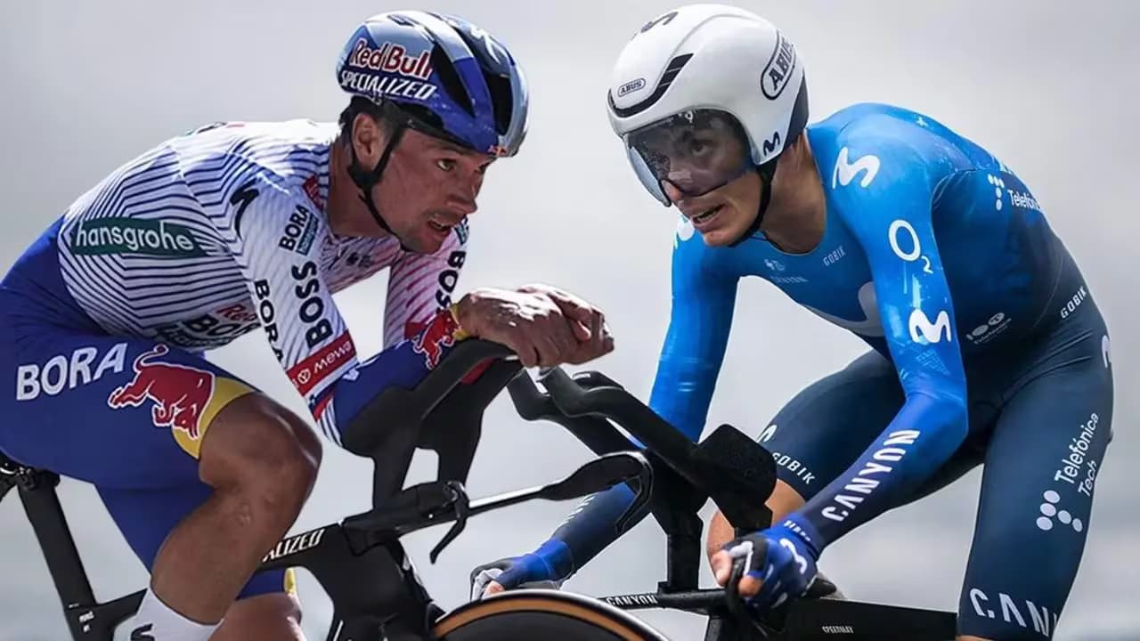 Primoz Roglic y Enric Mas sobre sus bicicletas de contrarreloj durante la etapa