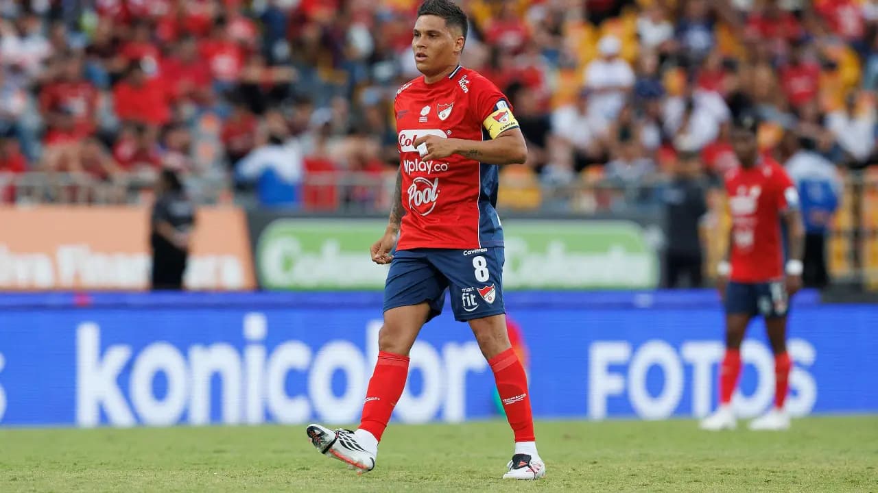 Juan Fernando Quintero, con el brazalete de capitán del Medellín, en un partido en el Atanasio Girardot