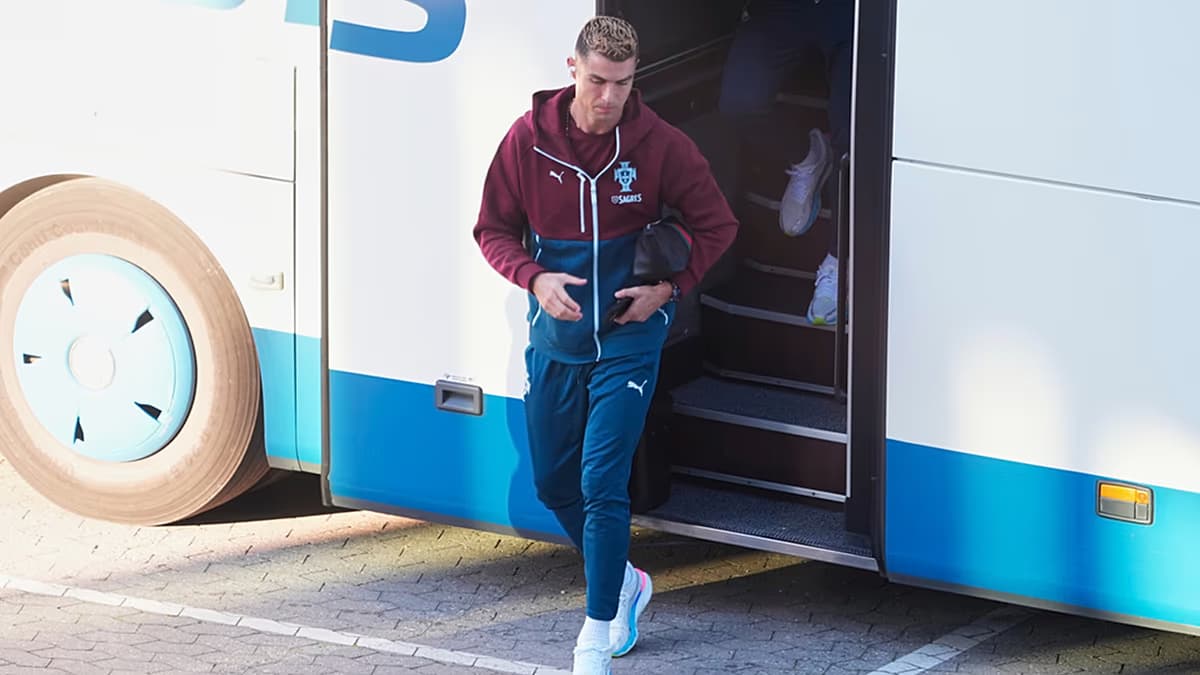 Cristiano Ronaldo baja del autobús de la selección de Portugal con la ropa de entrenamiento del equipo