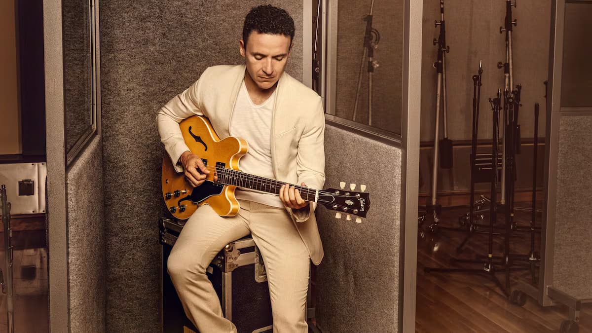 Fonseca toca una guitarra eléctrica en un estudio de grabación