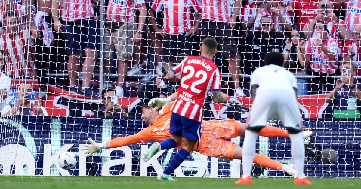 Grimaldo bate a Courtois desde el punto penal en el derbi madrileño