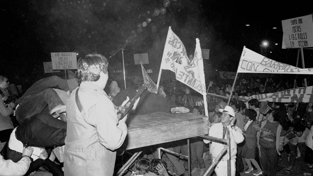 La tarima del acto político de Soacha en la noche del atentado contra Luis Carlos Galán, en 1989