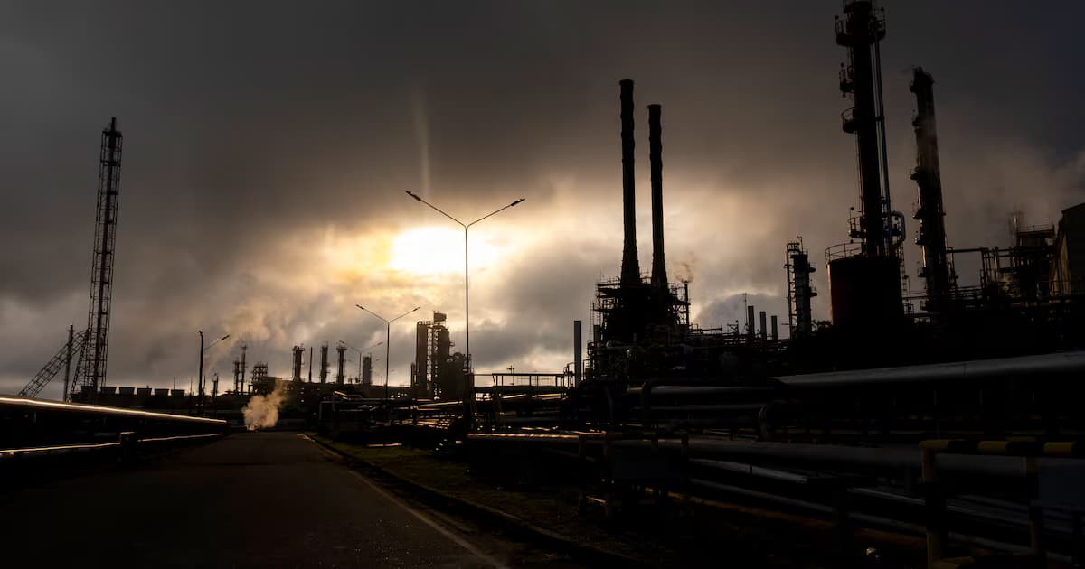 Refinería de Ecopetrol en Barrancabermeja, Santander, a contraluz bajo un cielo nublado