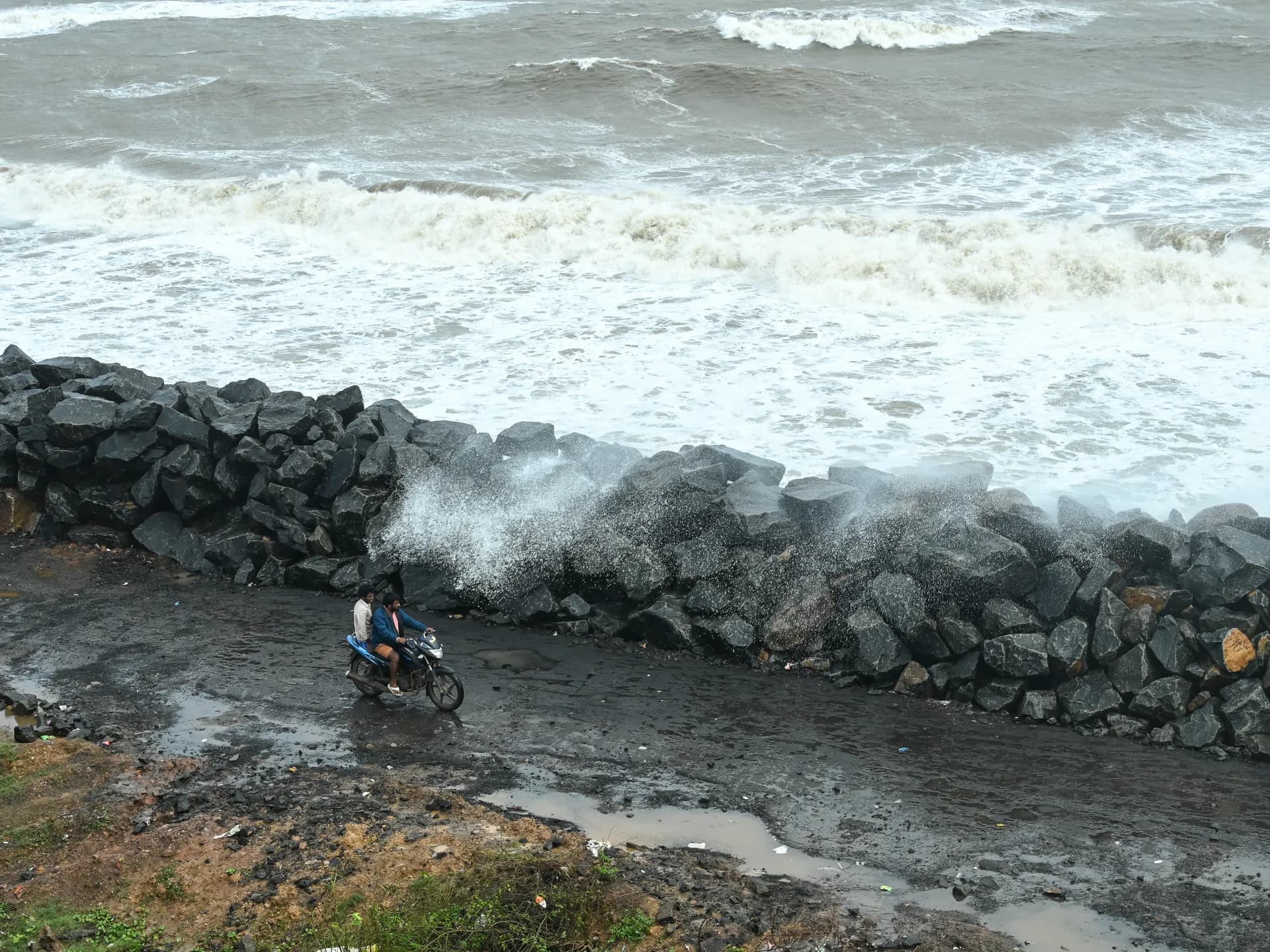 Fuerte oleaje golpea la costa del distrito de Kakinada, en Andhra Pradesh, durante un ciclón en 2025 (foto de archivo)
