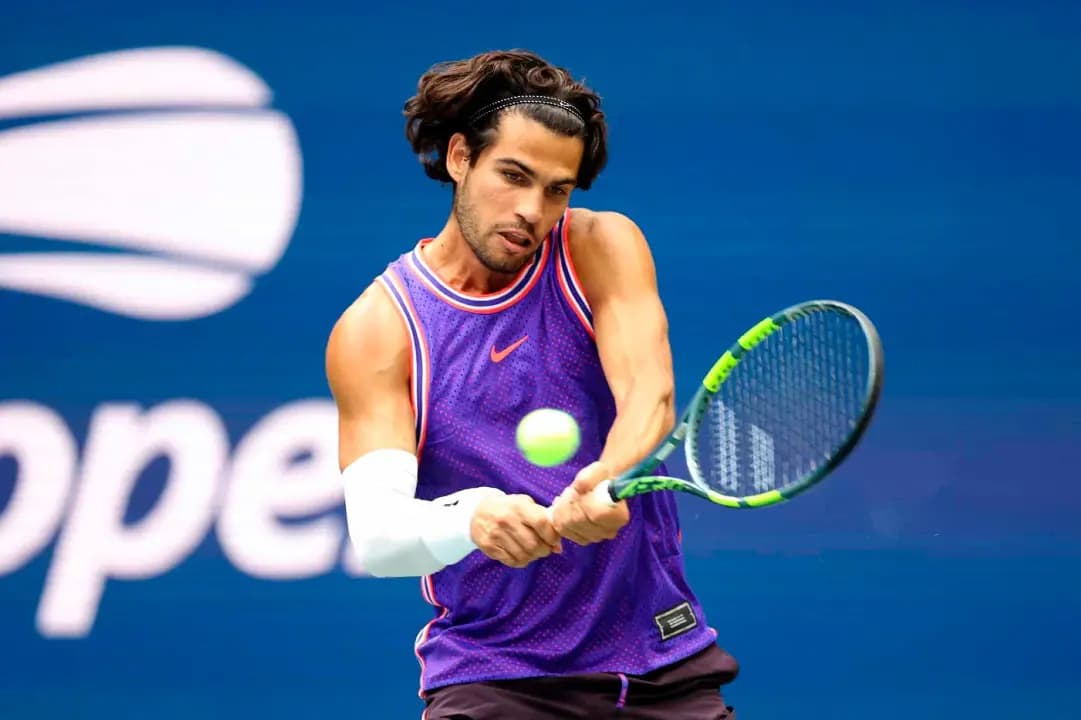 Carlos Alcaraz golpea un revés a dos manos en la pista central del US Open