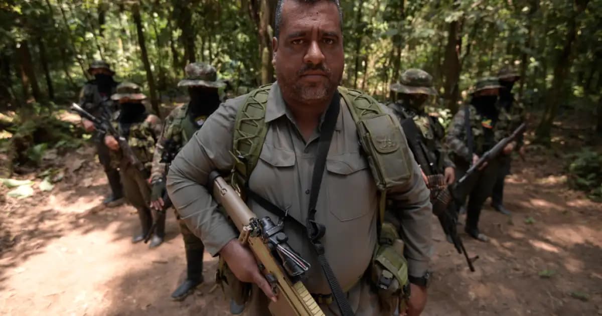 Geovany Andrés Rojas, alias Araña, armado y rodeado de hombres encapuchados de los Comandos de Frontera en una zona selvática