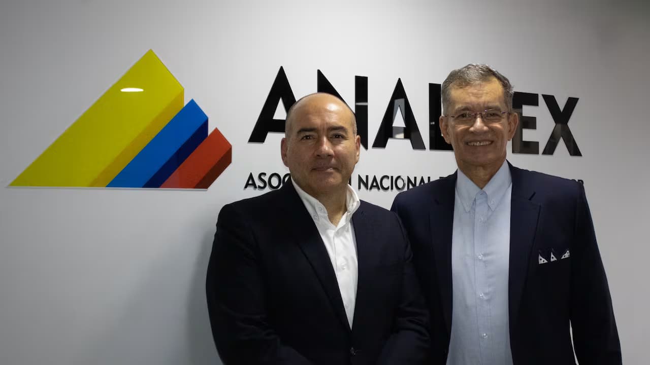 Santiago Pardo Salguero y Javier Díaz Molina frente al logo de Analdex