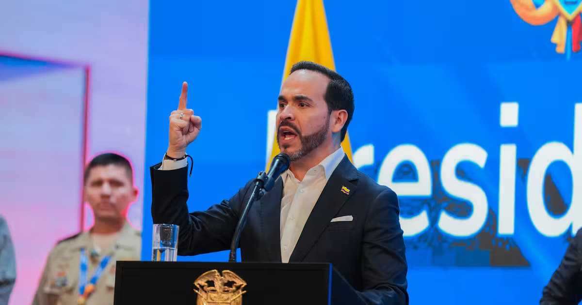 El presidente Abelardo de la Espriella habla desde un atril con la mano en alto