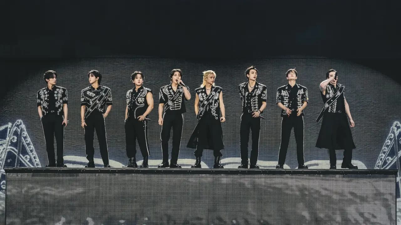 Los ocho integrantes de Stray Kids alineados sobre una pasarela en el escenario