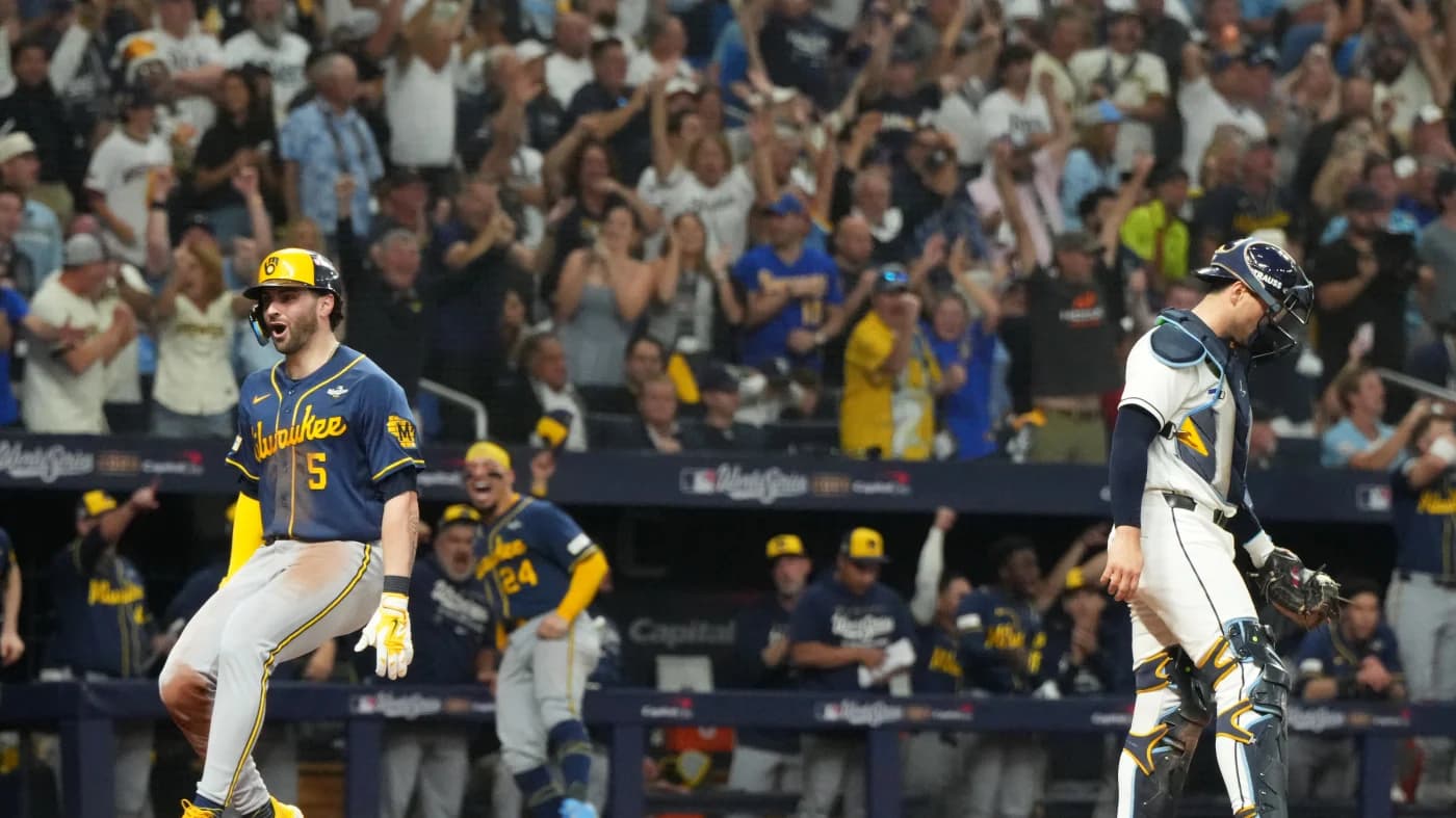 Garrett Mitchell, de los Cerveceros, celebra tras anotar en el quinto episodio del tercer juego de la Serie Mundial