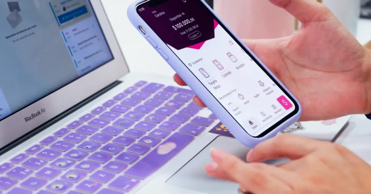 Una persona usa la aplicación de Nequi en su celular