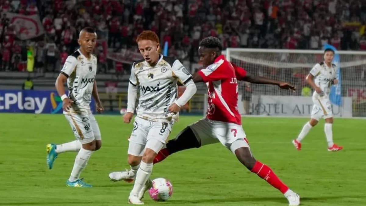 Jugadores de Llaneros y Santa Fe disputan un balón en un partido de la Liga BetPlay (archivo)