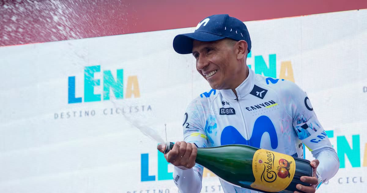 Nairo Quintana, con la camiseta del Movistar, celebra con una botella en un podio de esta temporada