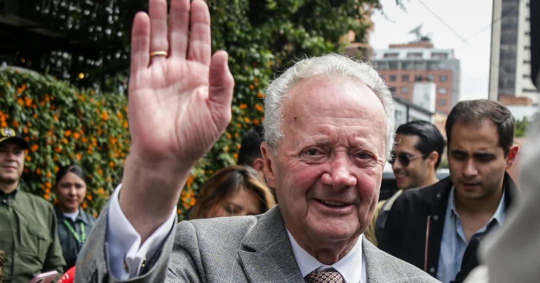 El empresario Arturo Calle saluda con la mano en una calle de Bogotá