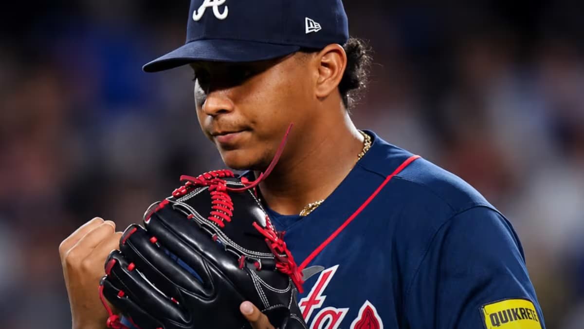 El lanzador colombiano Didier Fuentes con el uniforme de los Bravos de Atlanta