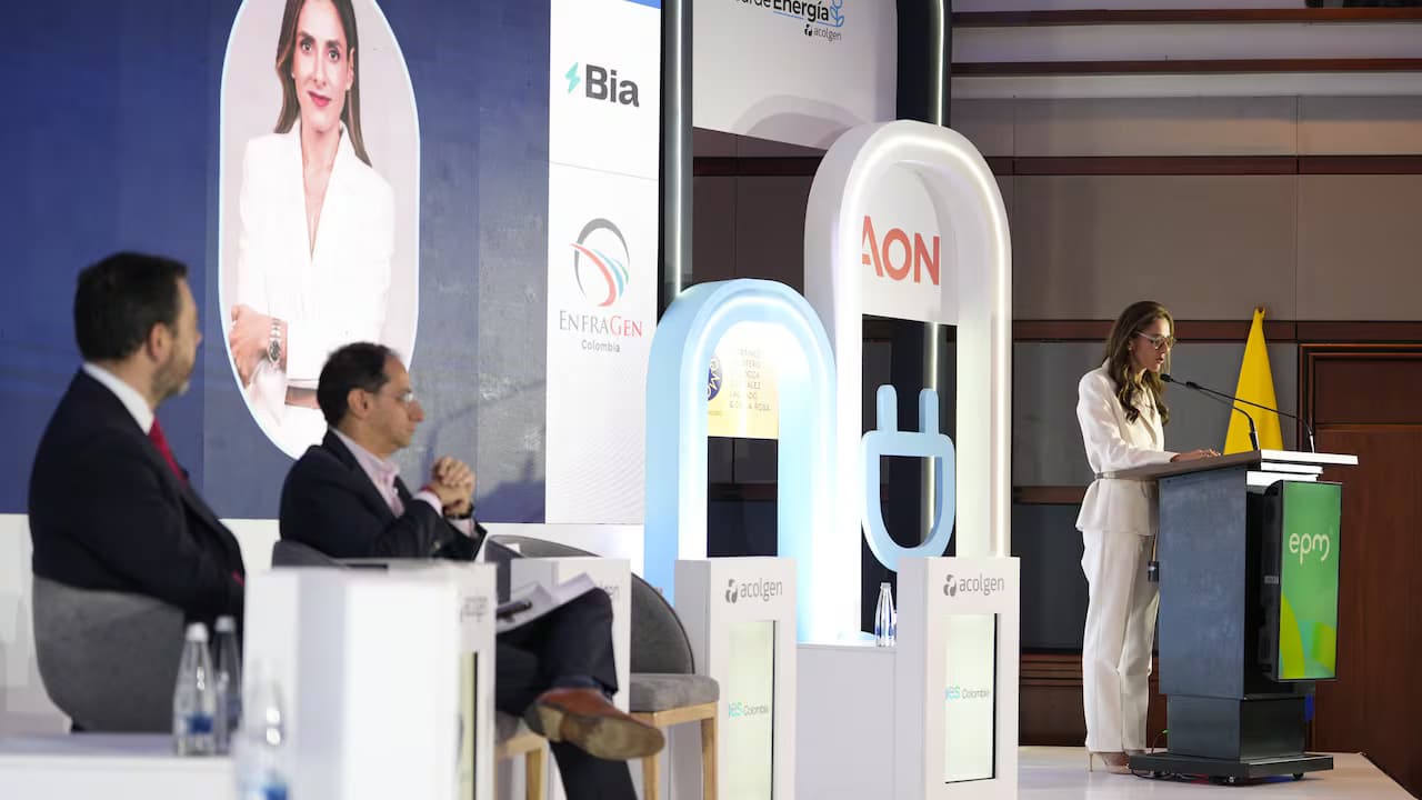 Natalia Gutiérrez, presidenta de Acolgén, interviene en la apertura del 18.º Congreso Anual de Energía