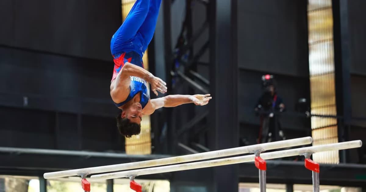 Ángel Barajas ejecuta su rutina en barras paralelas en los Juegos Suramericanos Santa Fe 2026