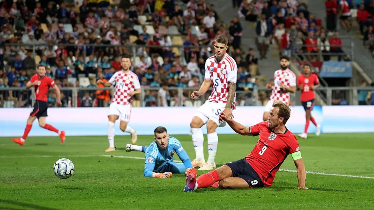 Harry Kane remata en el suelo ante el arquero de Croacia durante el partido de la Liga de Naciones en Rijeka