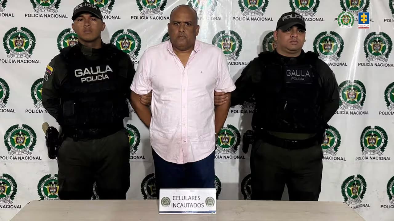 El exgobernador de San Andrés Everth Hawkins, custodiado por dos uniformados del Gaula de la Policía tras su captura