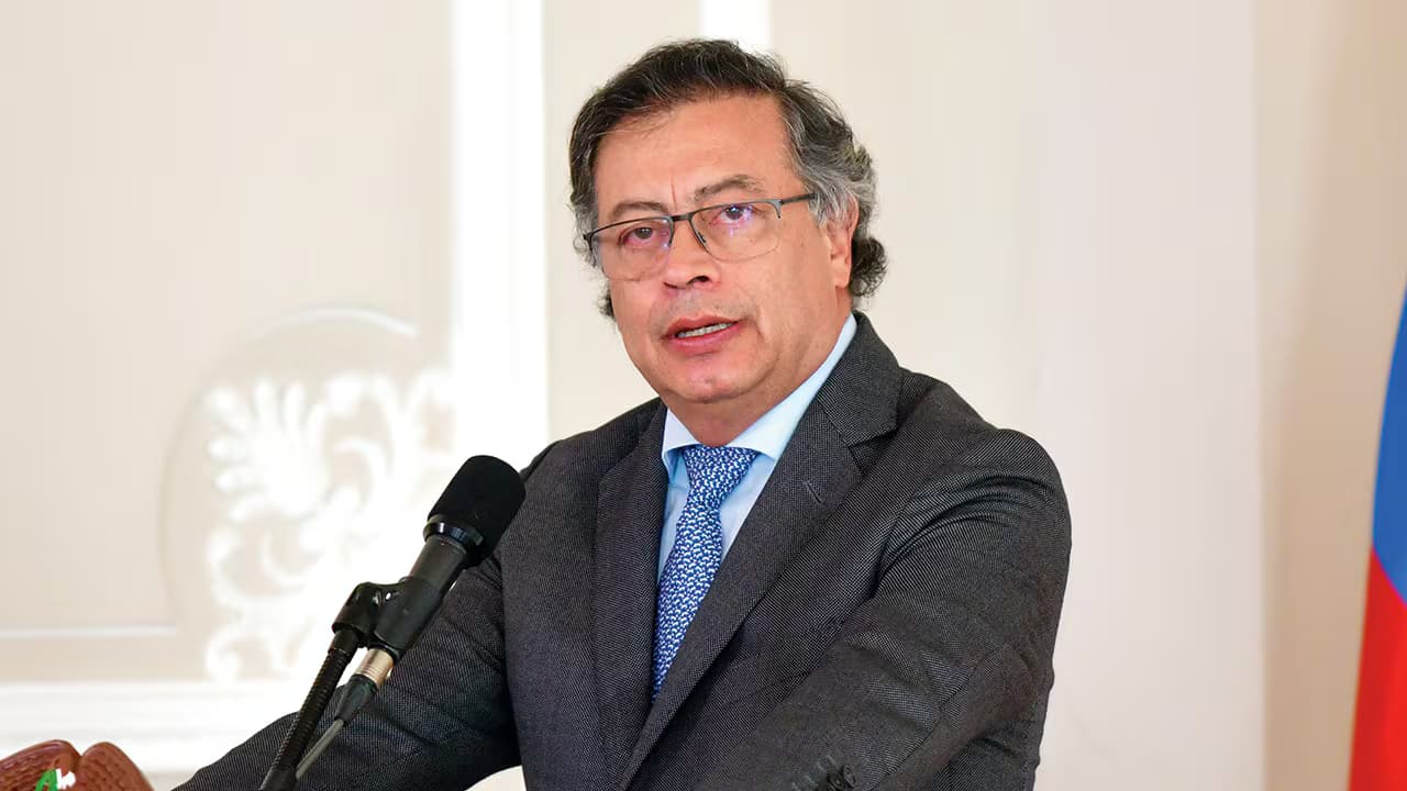 El expresidente Gustavo Petro habla frente a un micrófono en un atril