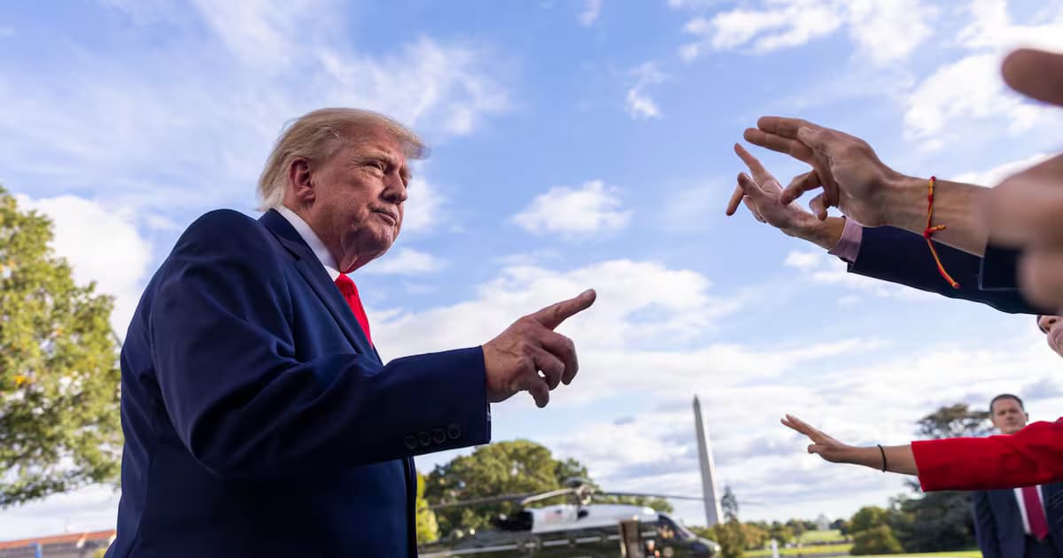 Donald Trump señala a los periodistas en el jardín sur de la Casa Blanca antes de abordar el Marine One