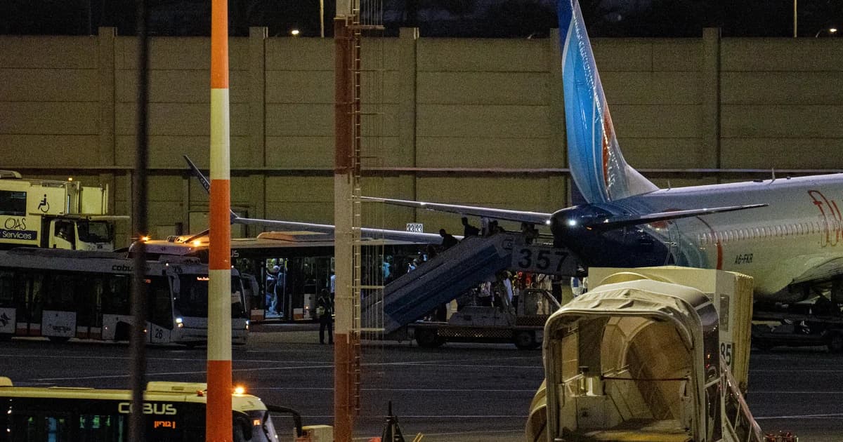 Pasajeros desembarcan de un avión de Flydubai en el aeropuerto Ben Gurion, en Israel
