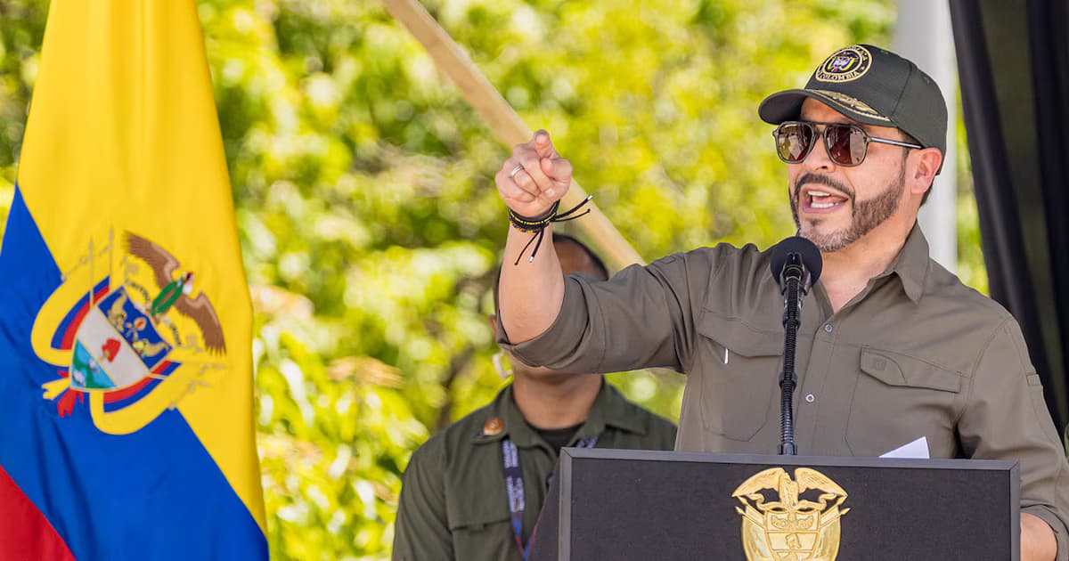 El presidente Abelardo de la Espriella habla en un acto con la fuerza pública