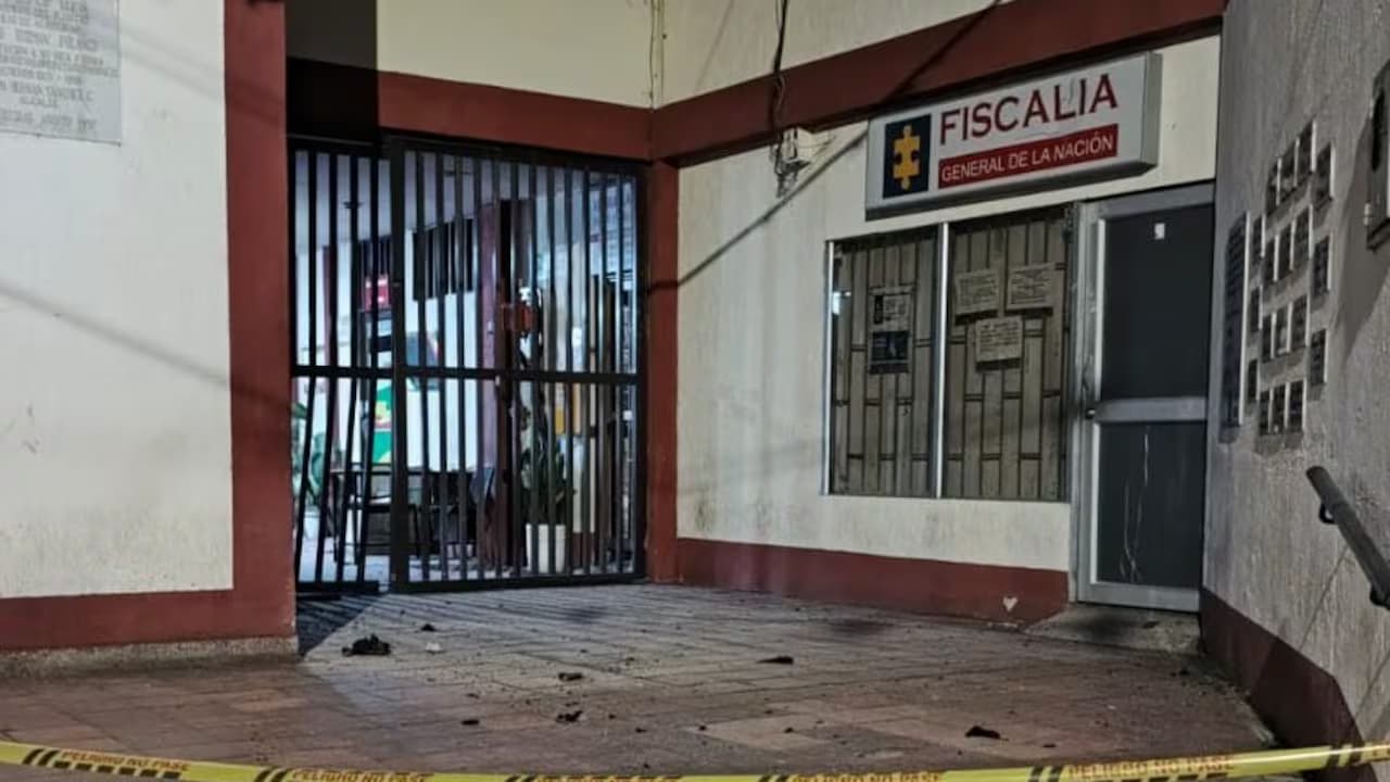 Daños en la sede de la Alcaldía de Algeciras, Huila, tras el ataque con explosivos