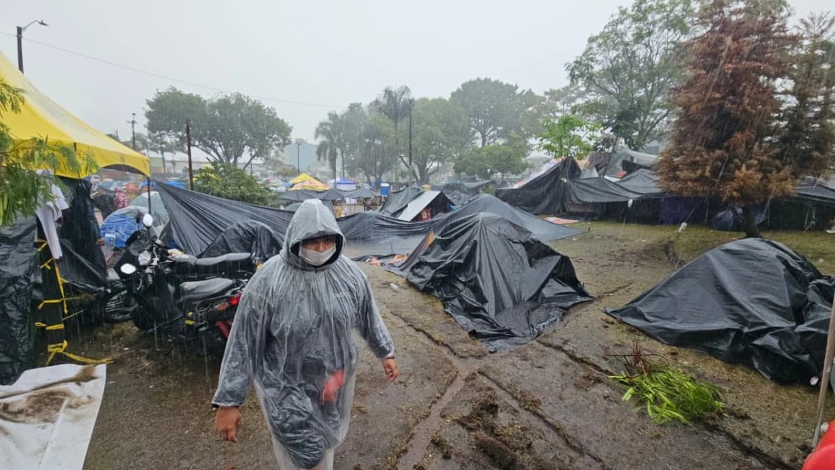 Familias damnificadas por el terremoto en un albergue de Pereira