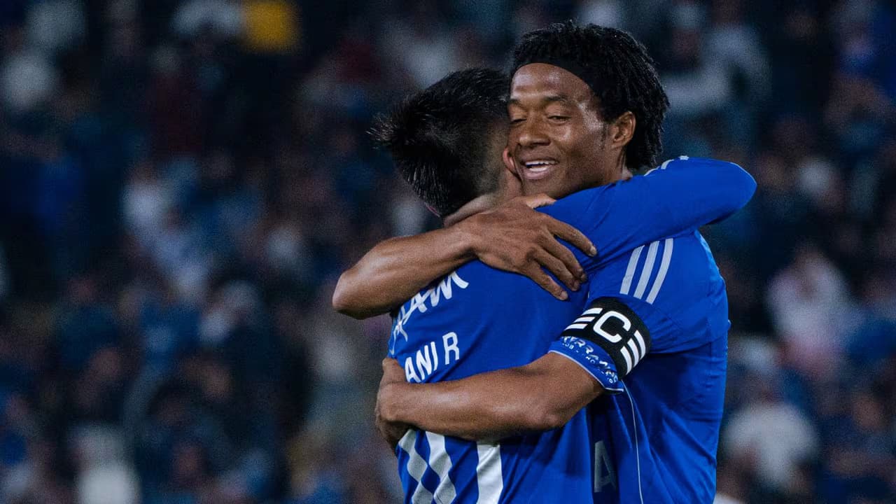 Juan Guillermo Cuadrado abraza a Daniel Ruiz en un partido de Millonarios