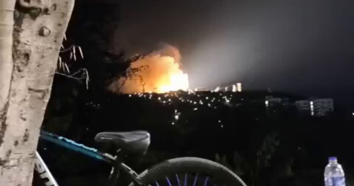 Llamas y humo en la subestación San Mateo, vistos de noche desde un sector de Cúcuta