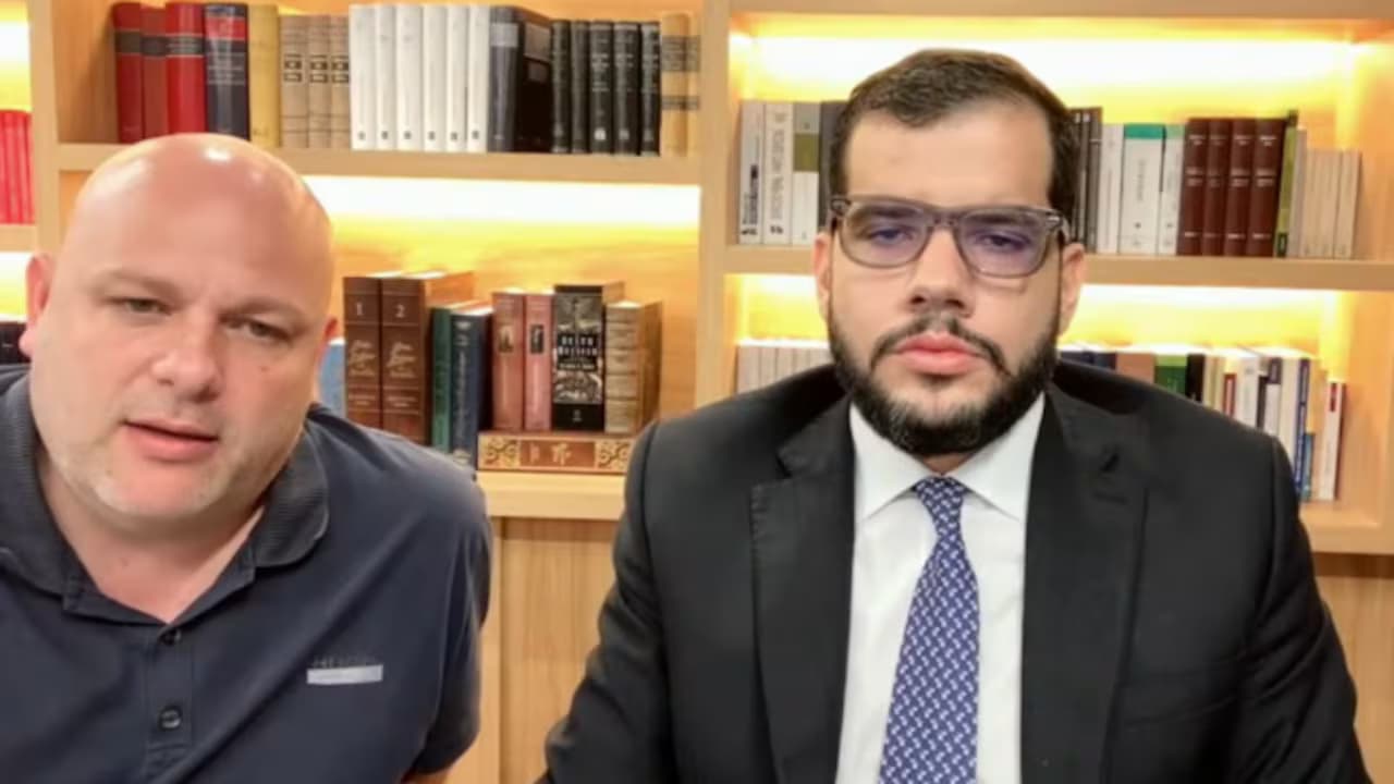 Miguel Quintero Calle junto a su abogado Santiago Trespalacios durante una intervención