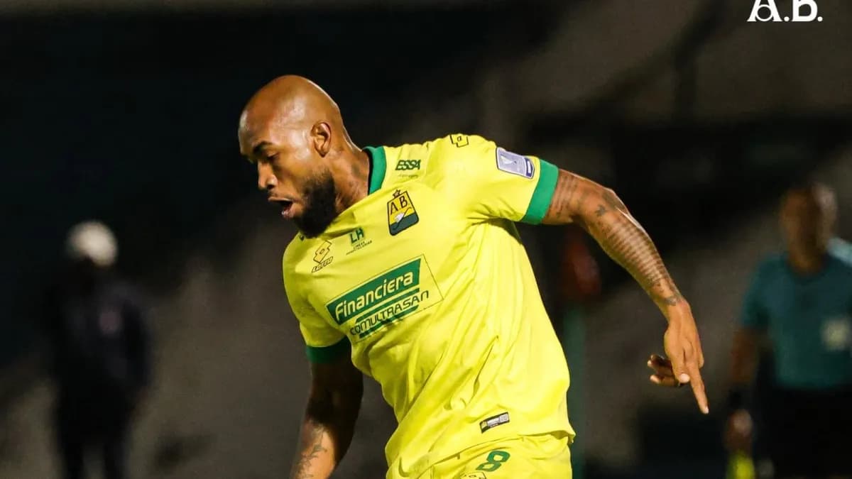 Jugador del Atlético Bucaramanga conduce el balón durante un partido de la Liga BetPlay