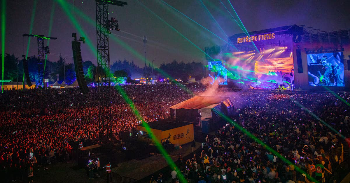 Público frente a la tarima principal del Festival Estéreo Picnic en el Parque Simón Bolívar